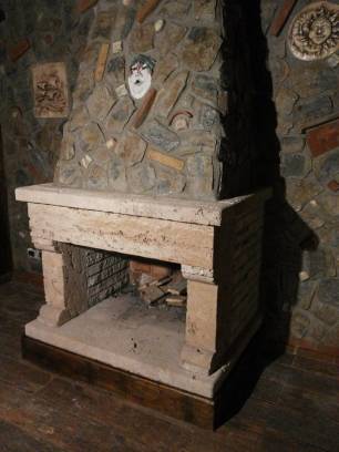 Fireplace in tartar stone and limestone argentoro.